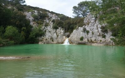 Le Gour de Conque, près d’Uzès, cascade et petit lac alimenté par Les Seynes.